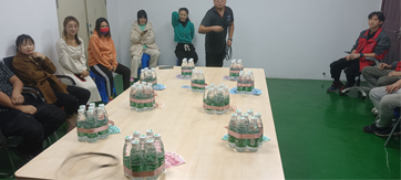 這家公司真土豪，套圈竟用現(xiàn)金當(dāng)禮品！